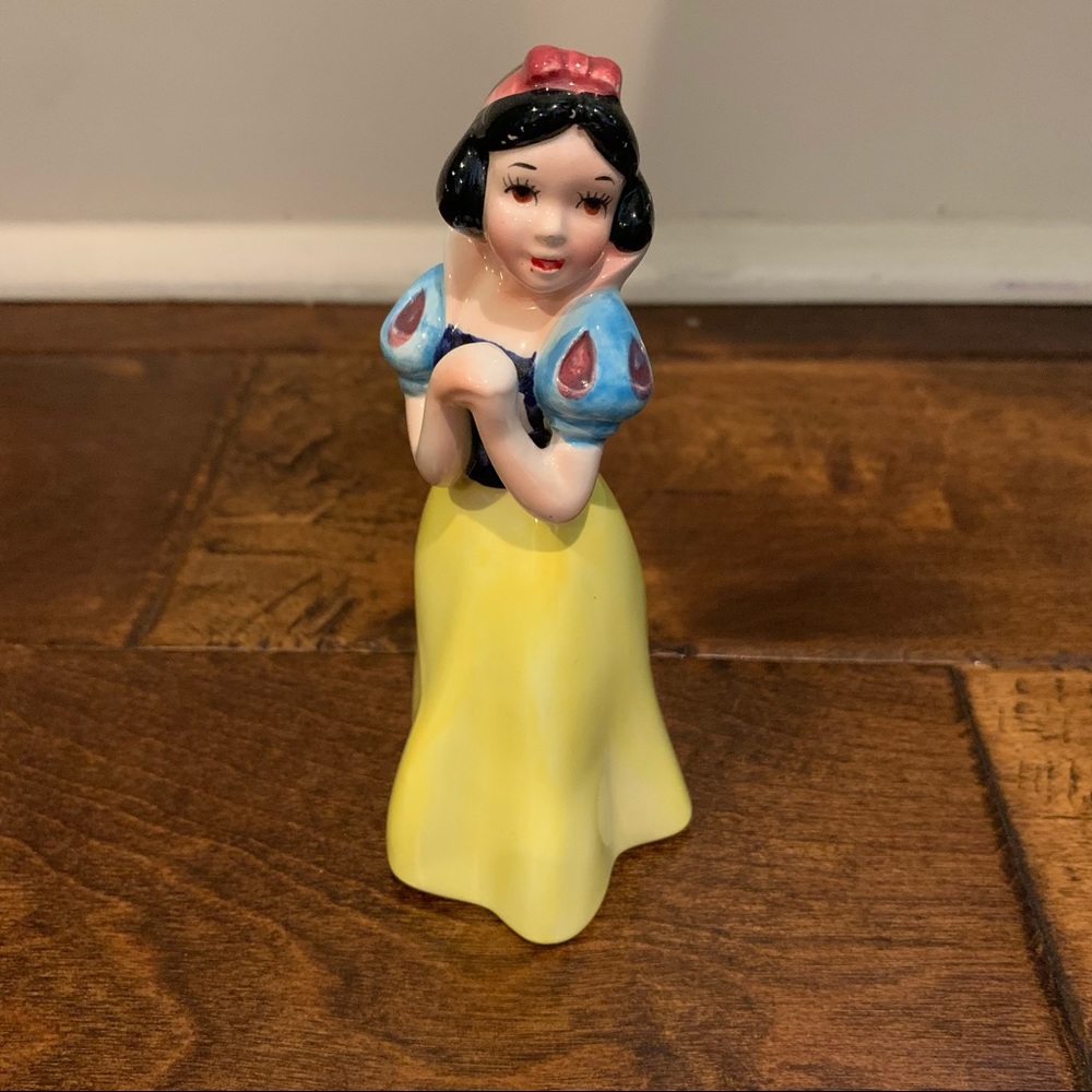 Walt Disney Productions Vintage SNOW WHITE Porcelain Ceramic FIGURINE Japan
